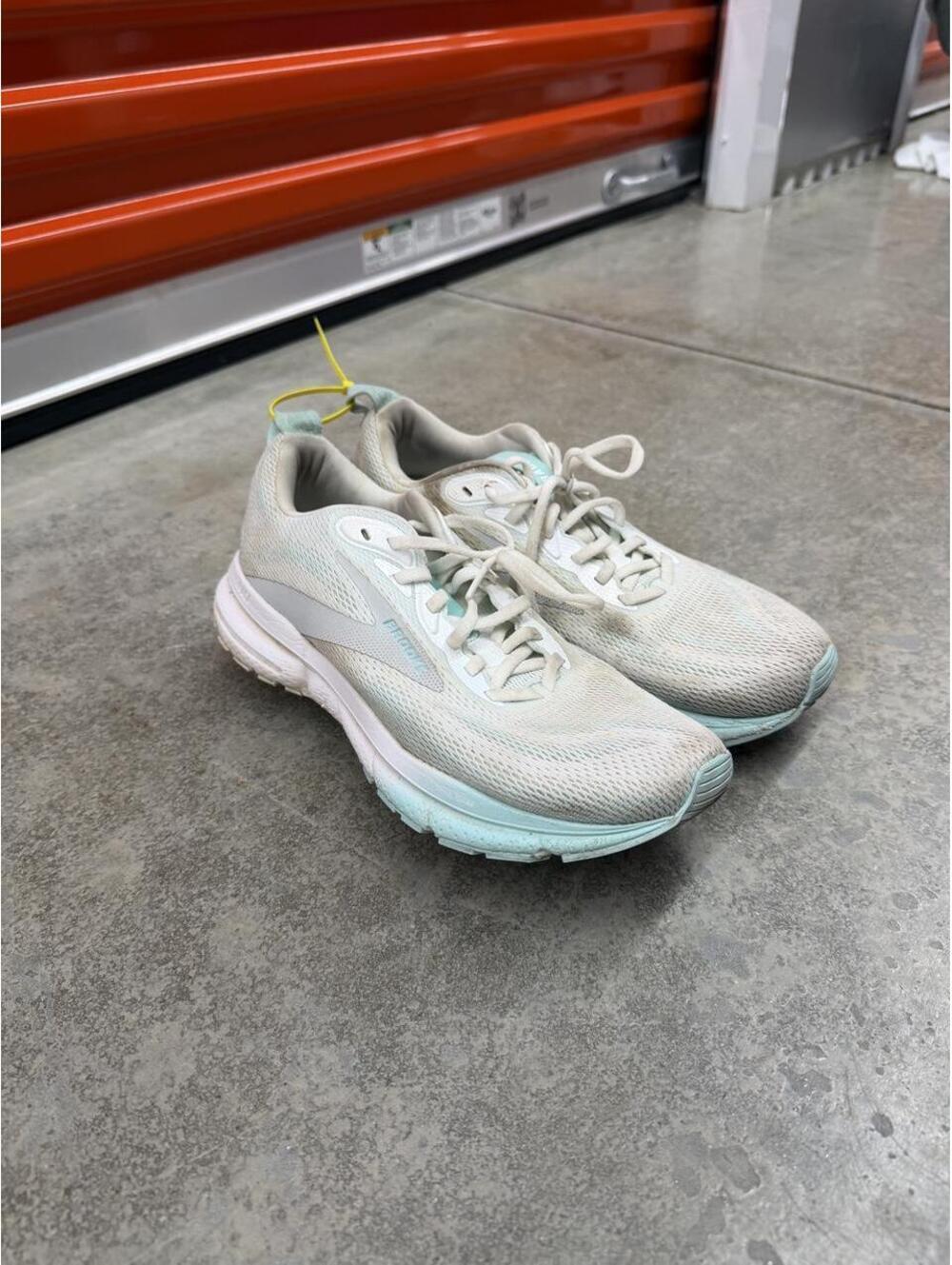 brooks trace 4 grey and blue running gym shoes size 9.5 WOMENS
